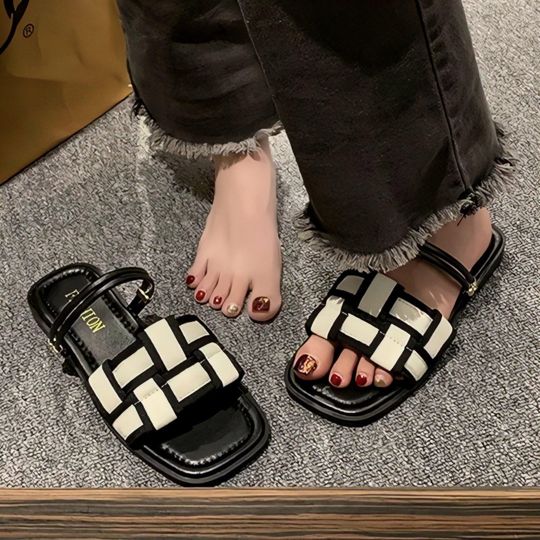 Nina - Flat Sandals with Open Toe